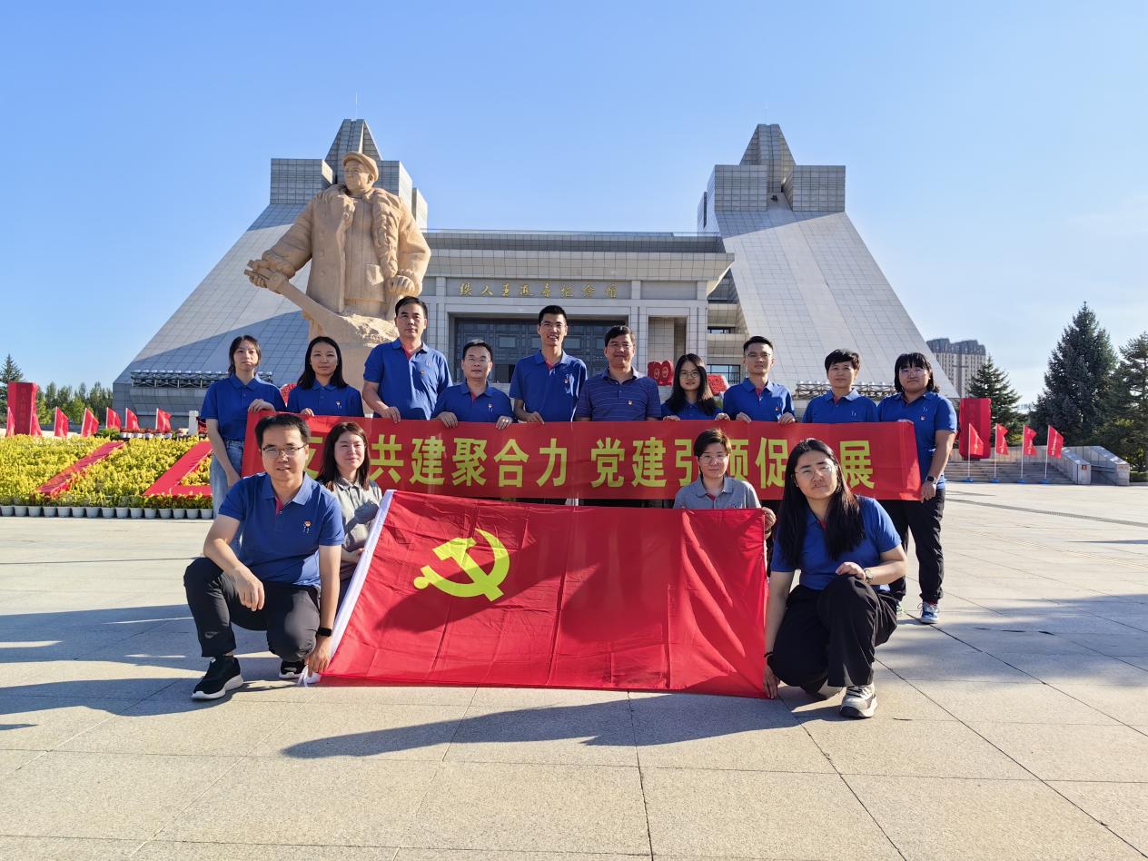 動(dòng)物用生物制品國(guó)家工程研究中心、哈獸研禽免疫抑制病創(chuàng)新團(tuán)隊(duì)、福建圣農(nóng)集團(tuán)圣澤生物及福建圣農(nóng)集團(tuán)技術(shù)中心黨支部共建活動(dòng)